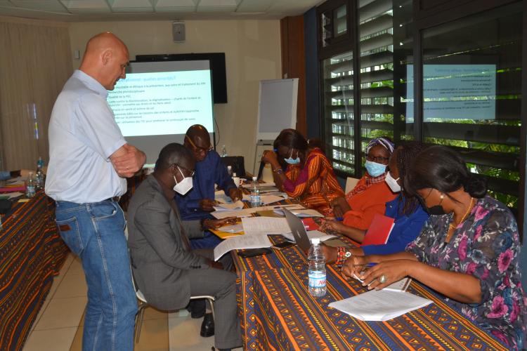 Renforcement des capacités des personnels soignants dans la prise en charge des adolescents vivant avec le VIH 16 - Reseau EVA